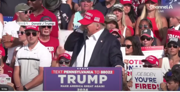  한국시간 12시 15분경, 총탄이 귀를 관통하자 오른손으로 귀를 만지는 트럼프 대통령